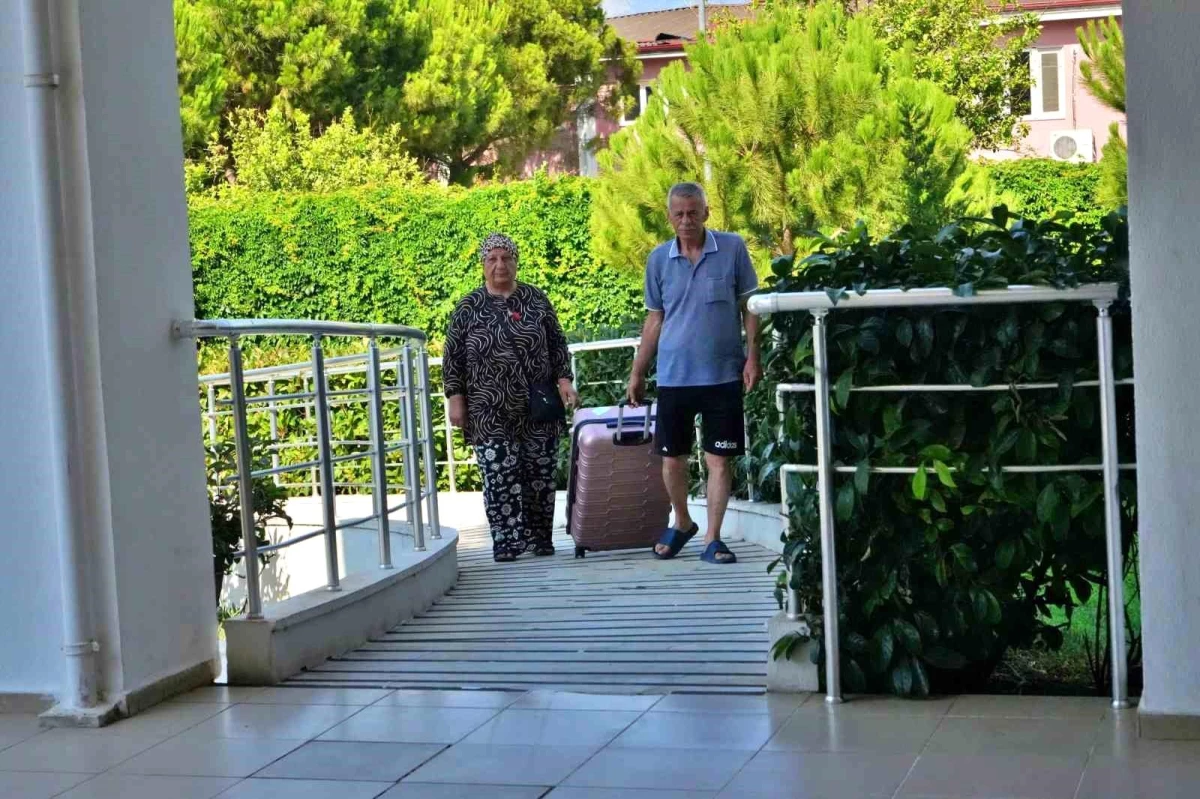 Emekliler Antalya’da Ücretsiz Tatilin Keyfini Çıkarıyor
